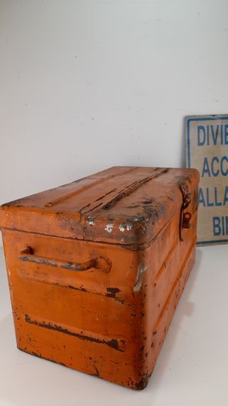 Cassetta metallo vintage arancione