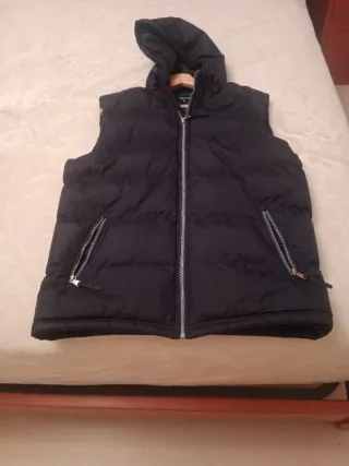 Chaleco acolchado azul con capucha. Azul marino