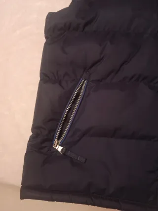 Chaleco acolchado azul con capucha. Azul marino