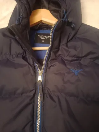 Chaleco acolchado azul con capucha. Azul marino