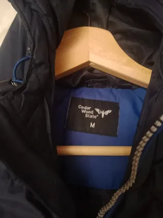 Chaleco acolchado azul con capucha. Azul marino