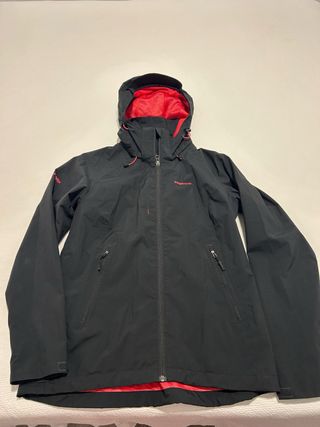 Chaqueta Trangoworld impermeable negra y rosa