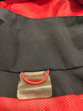 Chaqueta Trangoworld impermeable negra y rosa