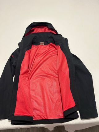 Chaqueta Trangoworld impermeable negra y rosa