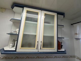 Armario de cocina con estantes