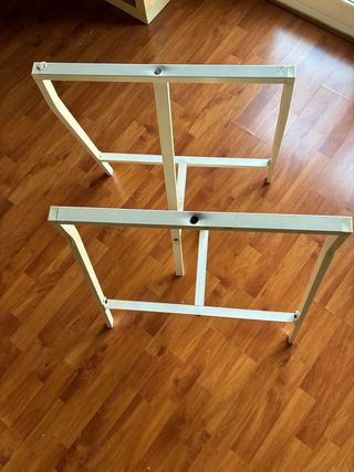 2 caballetes metálicos blancos