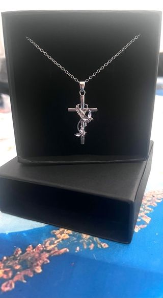 Collana con ciondolo a forma di croce