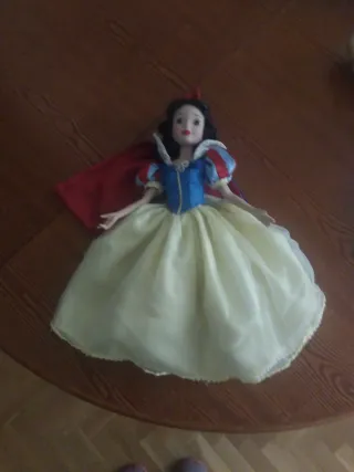 Tre bambole Disney in porcellana