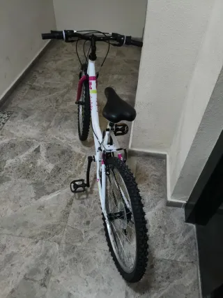 Bicicleta infantil 24 blanca y morada