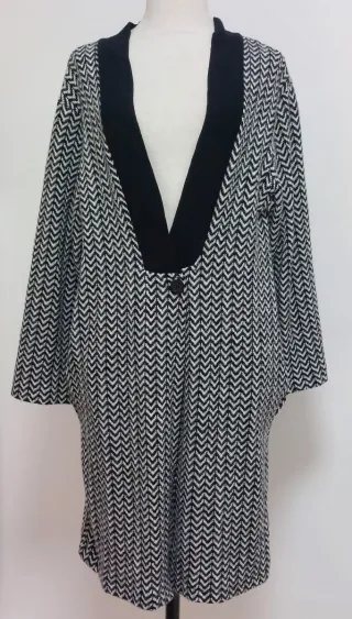Chaqueta larga tejida chevron