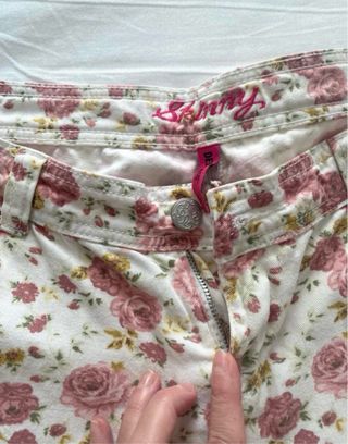 Pantalón de flores rosa y blanco