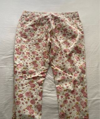 Pantalón de flores rosa y blanco