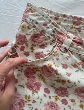 Pantalón de flores rosa y blanco