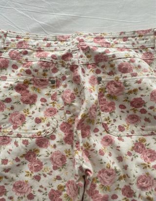 Pantalón de flores rosa y blanco