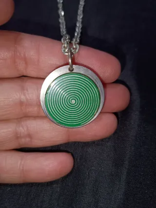 Collar con colgante espiral verde