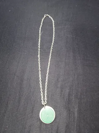 Collar con colgante espiral verde