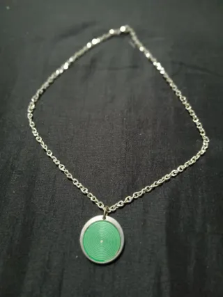Collar con colgante espiral verde