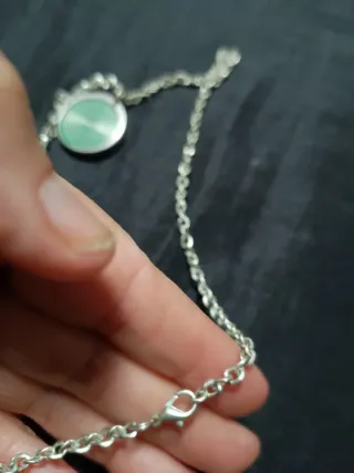 Collar con colgante espiral verde