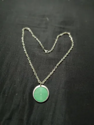 Collar con colgante espiral verde