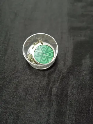 Collar con colgante espiral verde