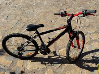 Bicicleta infantil roja y negra