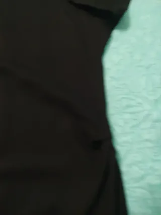 Vestido negro corto con cuello blanco