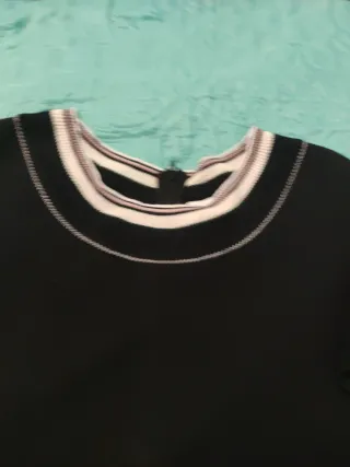 Vestido negro corto con cuello blanco