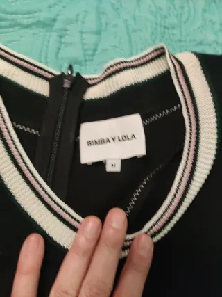 Vestido negro corto con cuello blanco