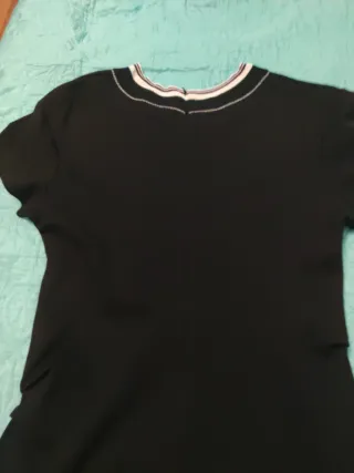 Vestido negro corto con cuello blanco