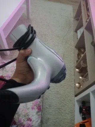 Secador de pelo gris y blanco