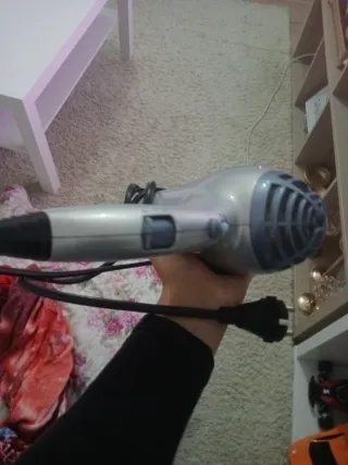 Secador de pelo gris y blanco