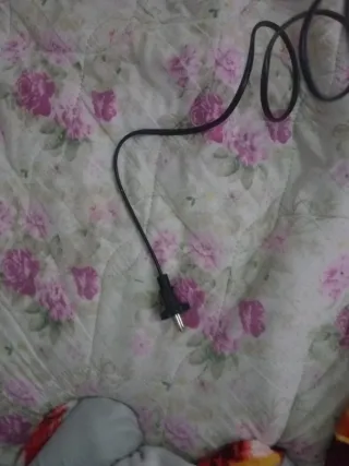 Secador de pelo gris y blanco