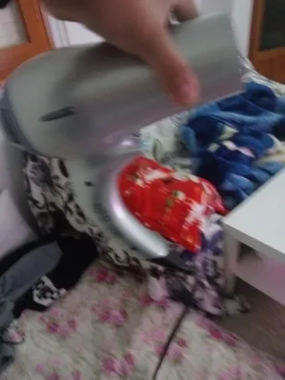 Secador de pelo gris y blanco