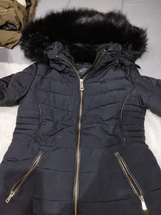 Chaquetón negro con capucha de pelo