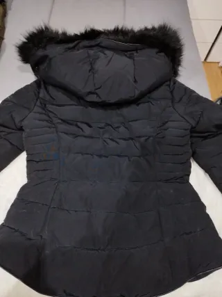 Chaquetón negro con capucha de pelo