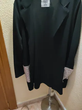 Chaqueta fiesta negra con detalles plateados.