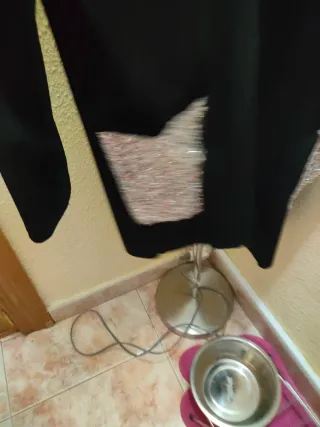 Chaqueta fiesta negra con detalles plateados.