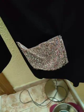 Chaqueta fiesta negra con detalles plateados.