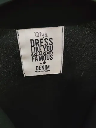 Chaqueta fiesta negra con detalles plateados.