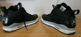 Zapatillas Jordan Talla 42 Negras y Grises