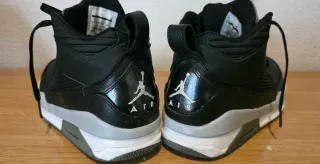 Zapatillas Jordan Talla 42 Negras y Grises