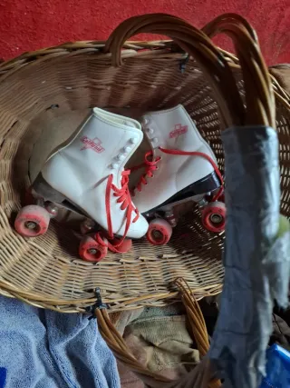 Pattini a rotelle bianchi con lacci rossi