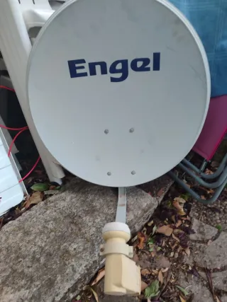 Antena parabólica Engel con LNB doble y mástil