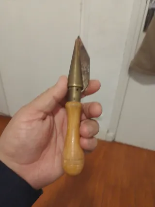 Herramienta antigua de latón y madera