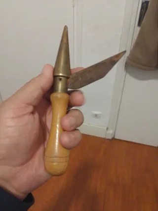 Herramienta antigua de latón y madera