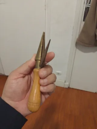 Herramienta antigua de latón y madera