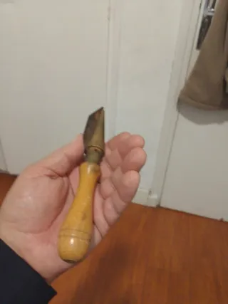 Herramienta antigua de latón y madera