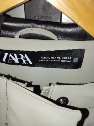 Chubasquero tipo gabardina zara color verde