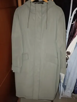 Chubasquero tipo gabardina zara color verde