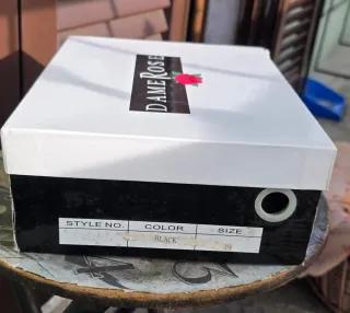 Sandali DAMNROSE neri con borchie dorate